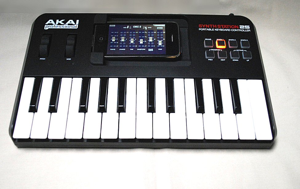 iPhoneをドッキングさせるシンセ、AKAI SYNTHSTATION25 | DTMステーション