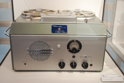 60年前の日本初のテープレコーダーを再生させてみた | 藤本健の
