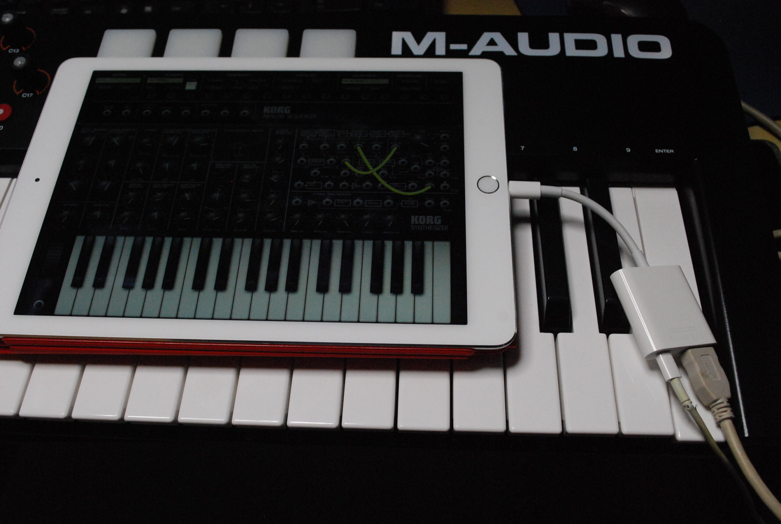 一世風靡したM-AUDIOのコントローラ搭載MIDIキーボード。61鍵タイプで 