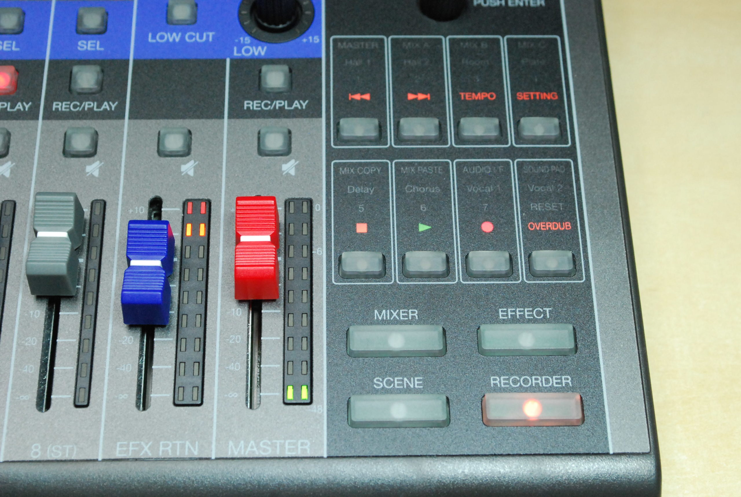 ZOOM LiveTrak L-8の便利さは驚異的。録音、ミックス、オーディオIF 
