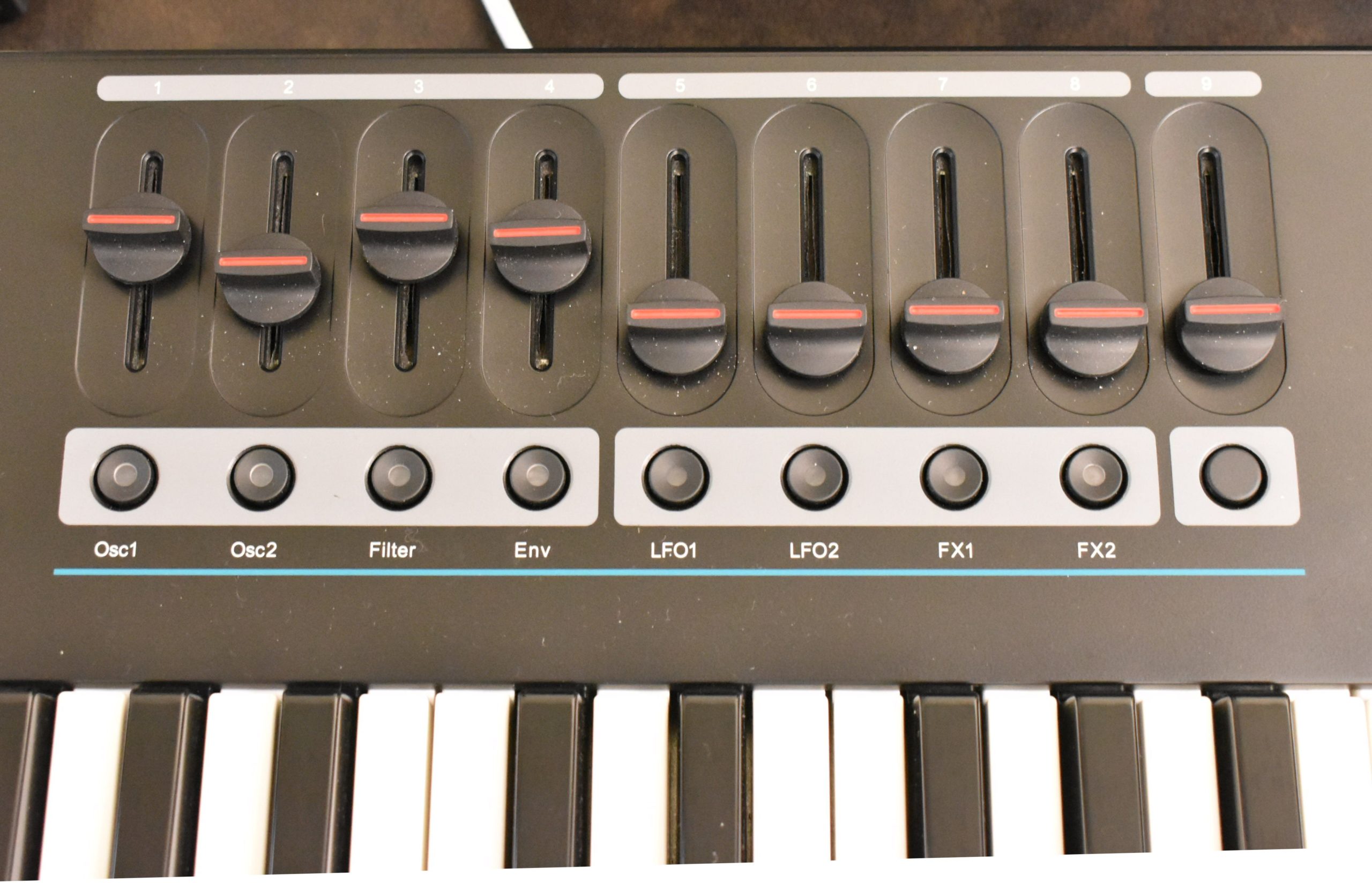 プロの作曲家が選んだMIDIキーボード、Nektar Panorama Tの実用性