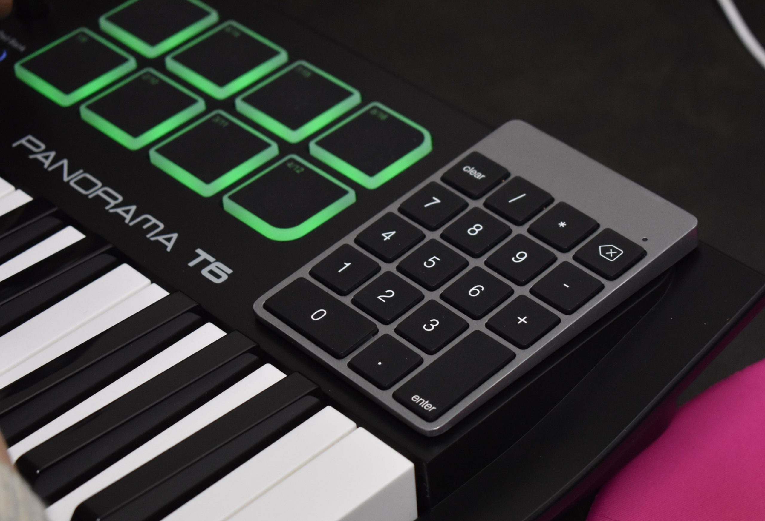 プロの作曲家が選んだMIDIキーボード、Nektar Panorama Tの実用性 