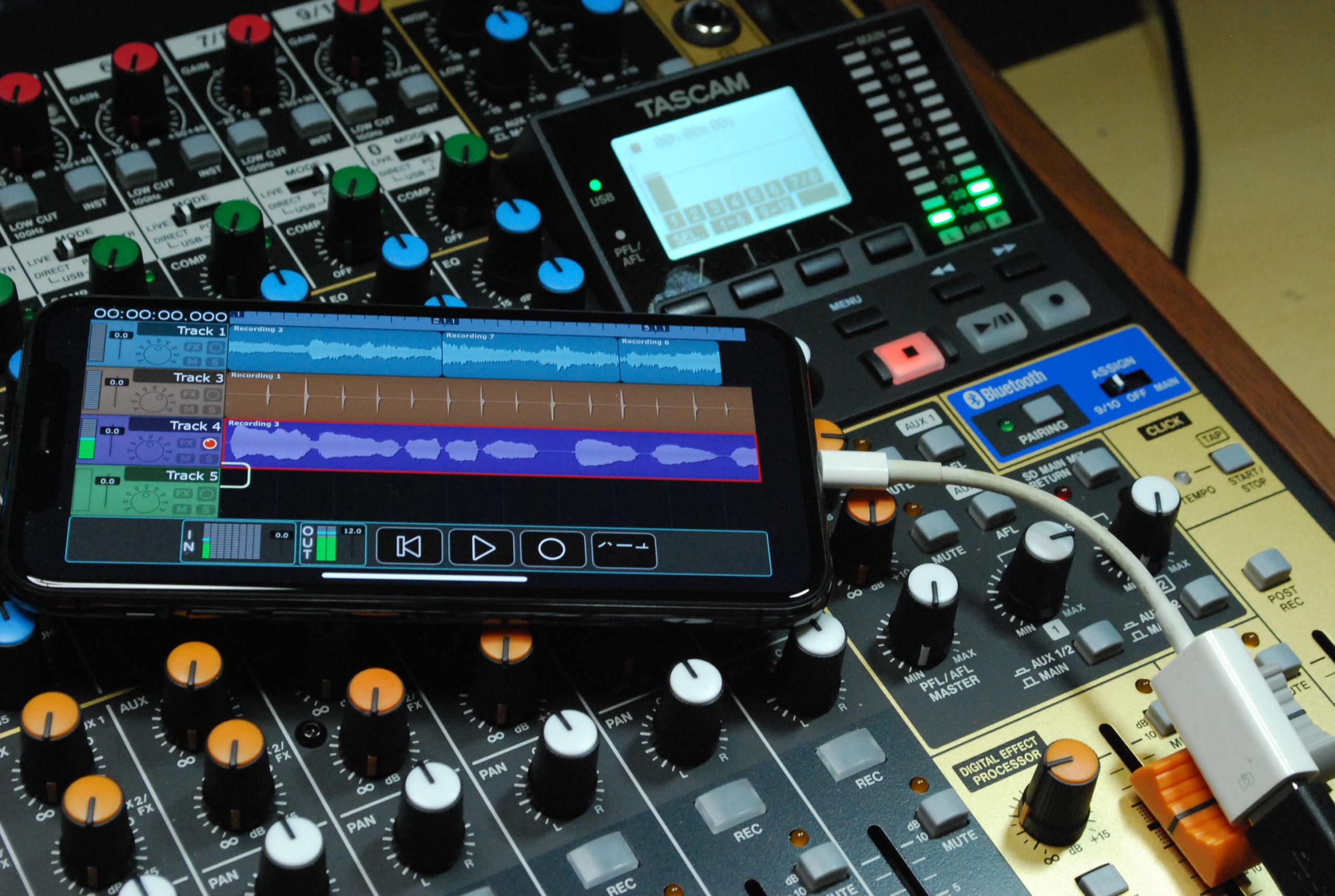 DAWと連携が可能な超高機能MTRコンソール、TASCAM Model 12を