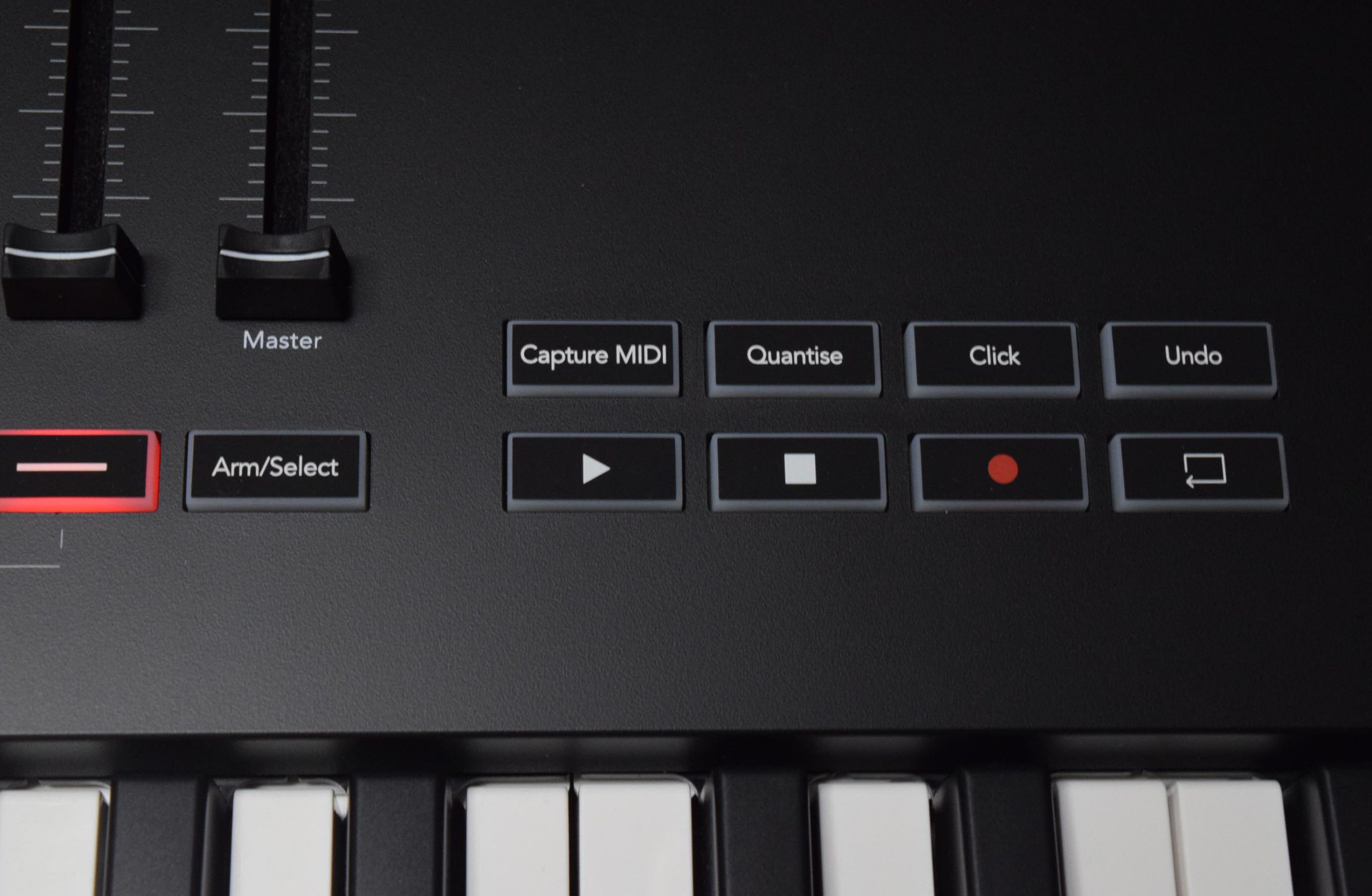 DAW操作を超絶快適にするNovationのコントローラー搭載MIDIキーボード 