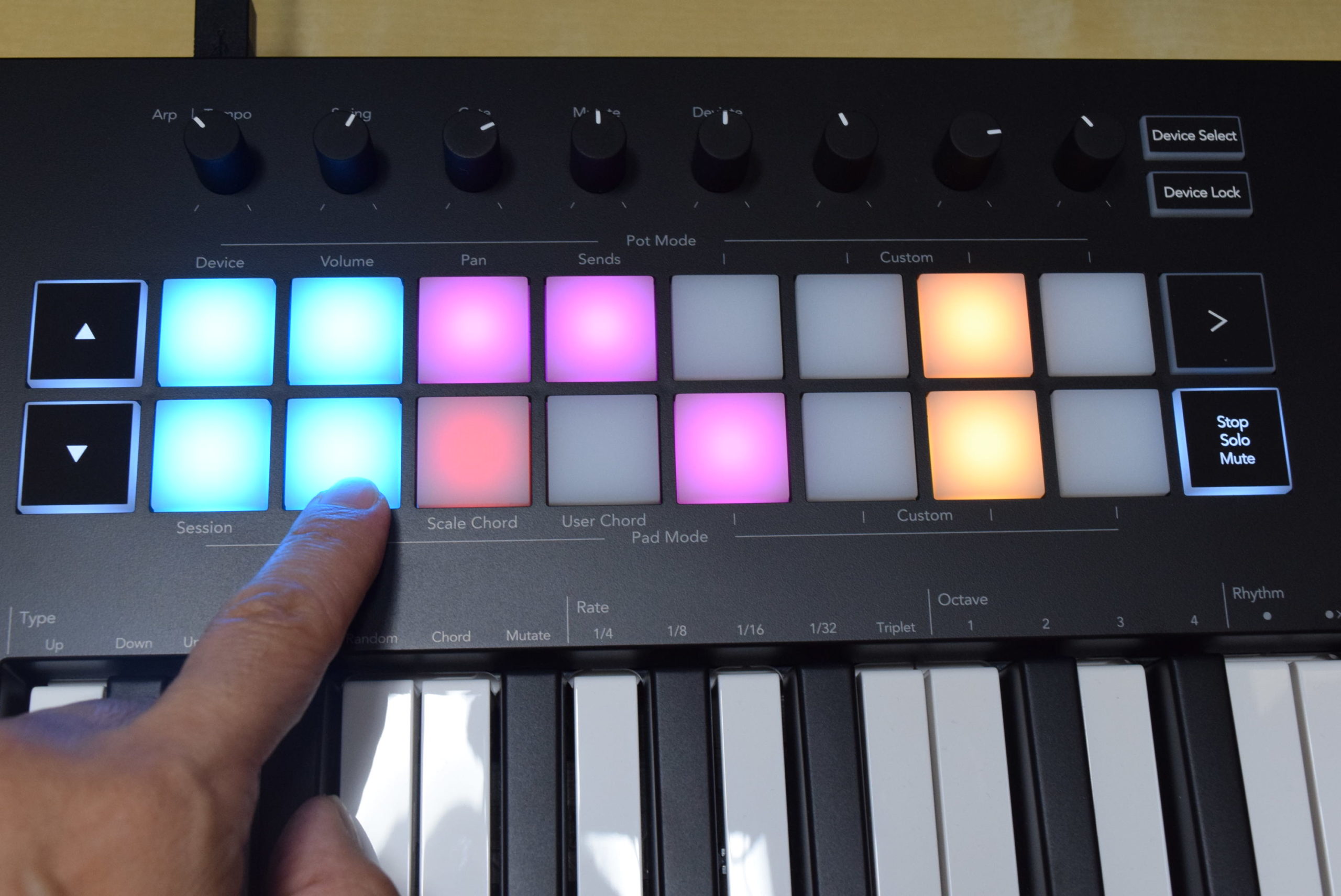 DAW操作を超絶快適にするNovationのコントローラー搭載MIDIキーボード