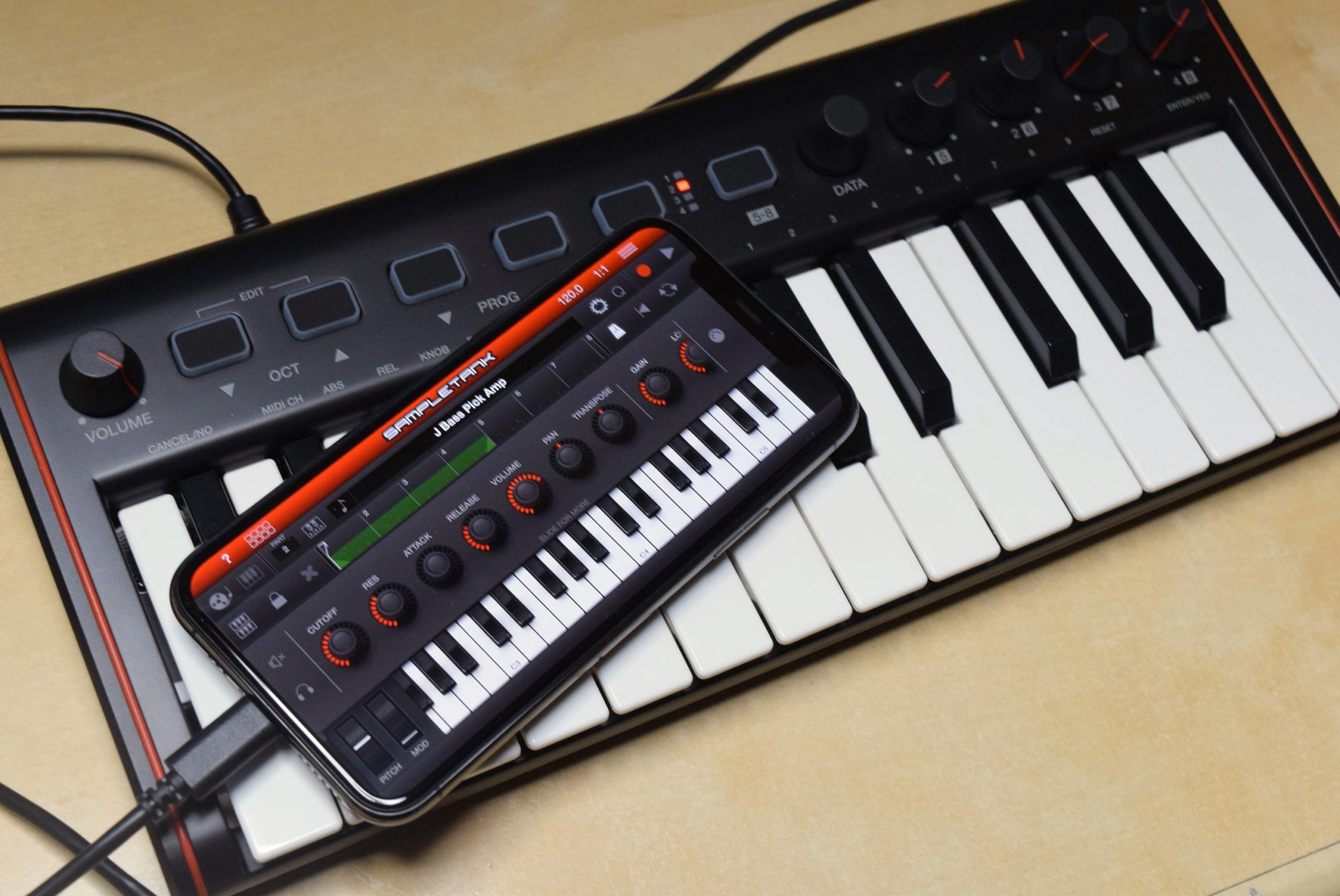 とっても小さなMiniも誕生。モニター出力機能も備えた多機能キーボード、iRig Keys 2シリーズが超便利 | 藤本健の “DTMステーション”