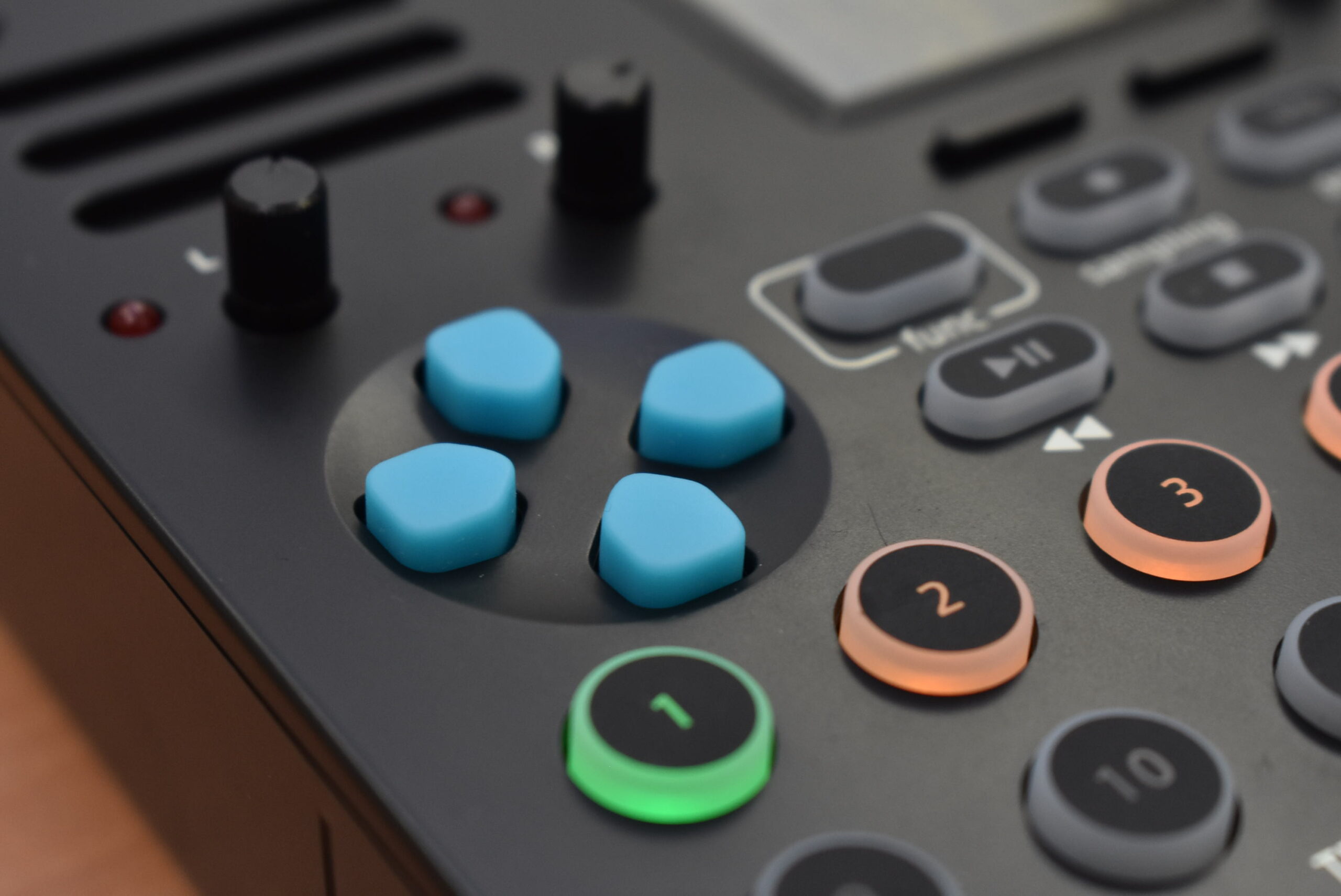 ゲームボーイ風小型サンプラー!?多機能な作曲ガジェット、SmplTrekが 