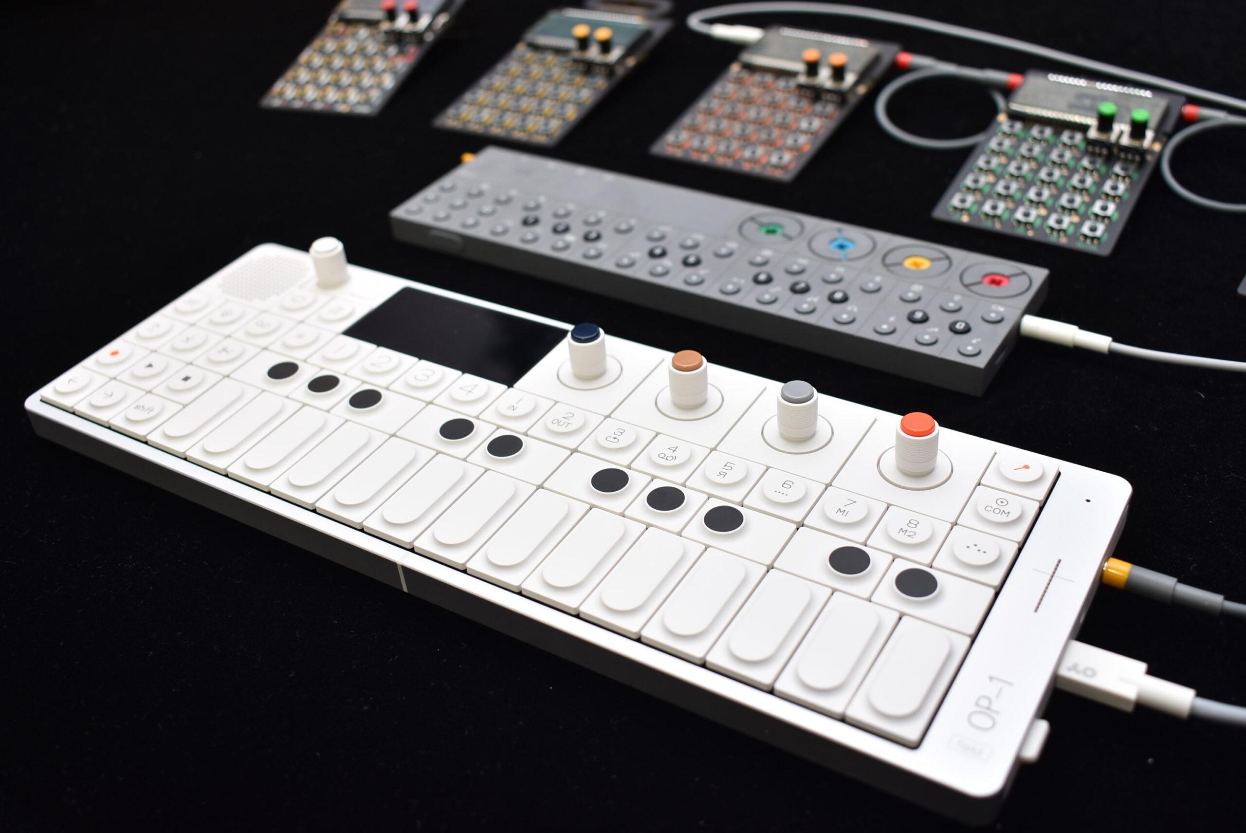 現代の最高峰ガジェットシンセ、teenage engineering OP-1 fieldの多 ...