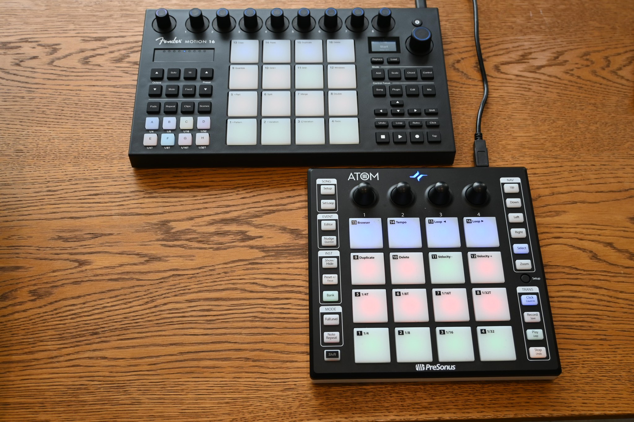Motion 16(奥)とATOM(手前)。どちらも4×4の16パッド