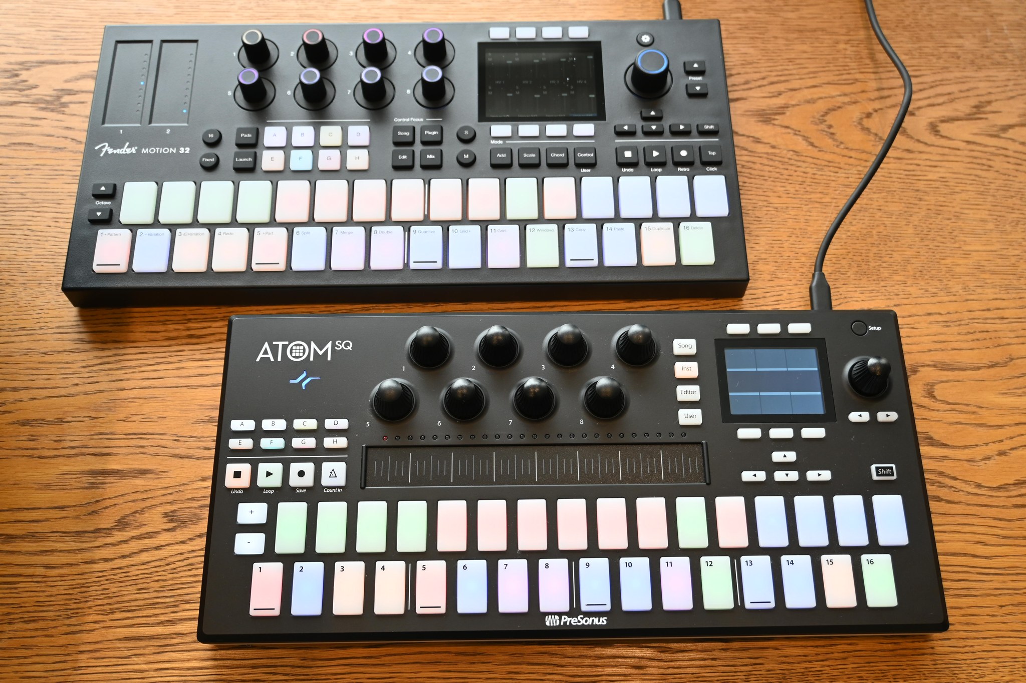 Motion 32(奥)とATOM SQ(手前)。横長2列のレイアウトを受け継いでいる