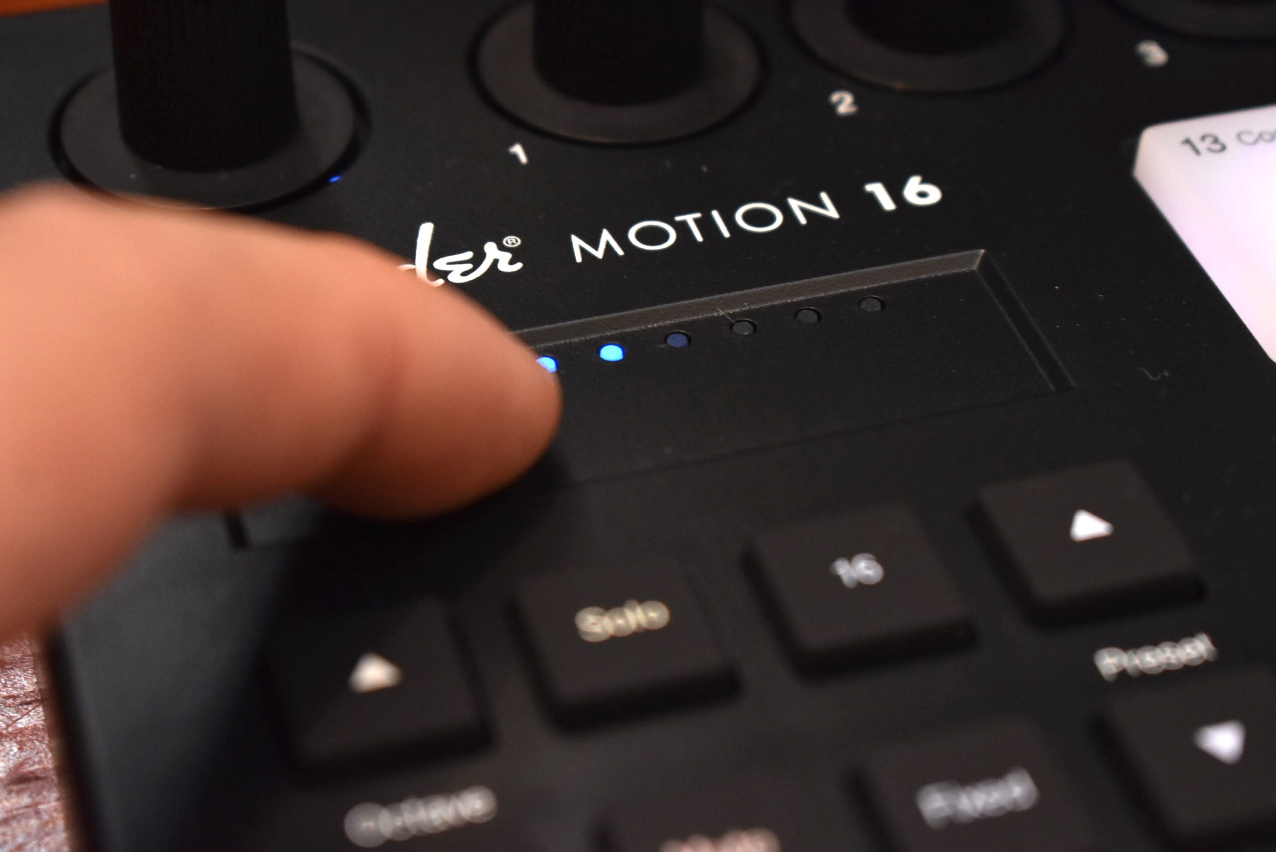 Motion 16は横1本のタッチストリップを装備