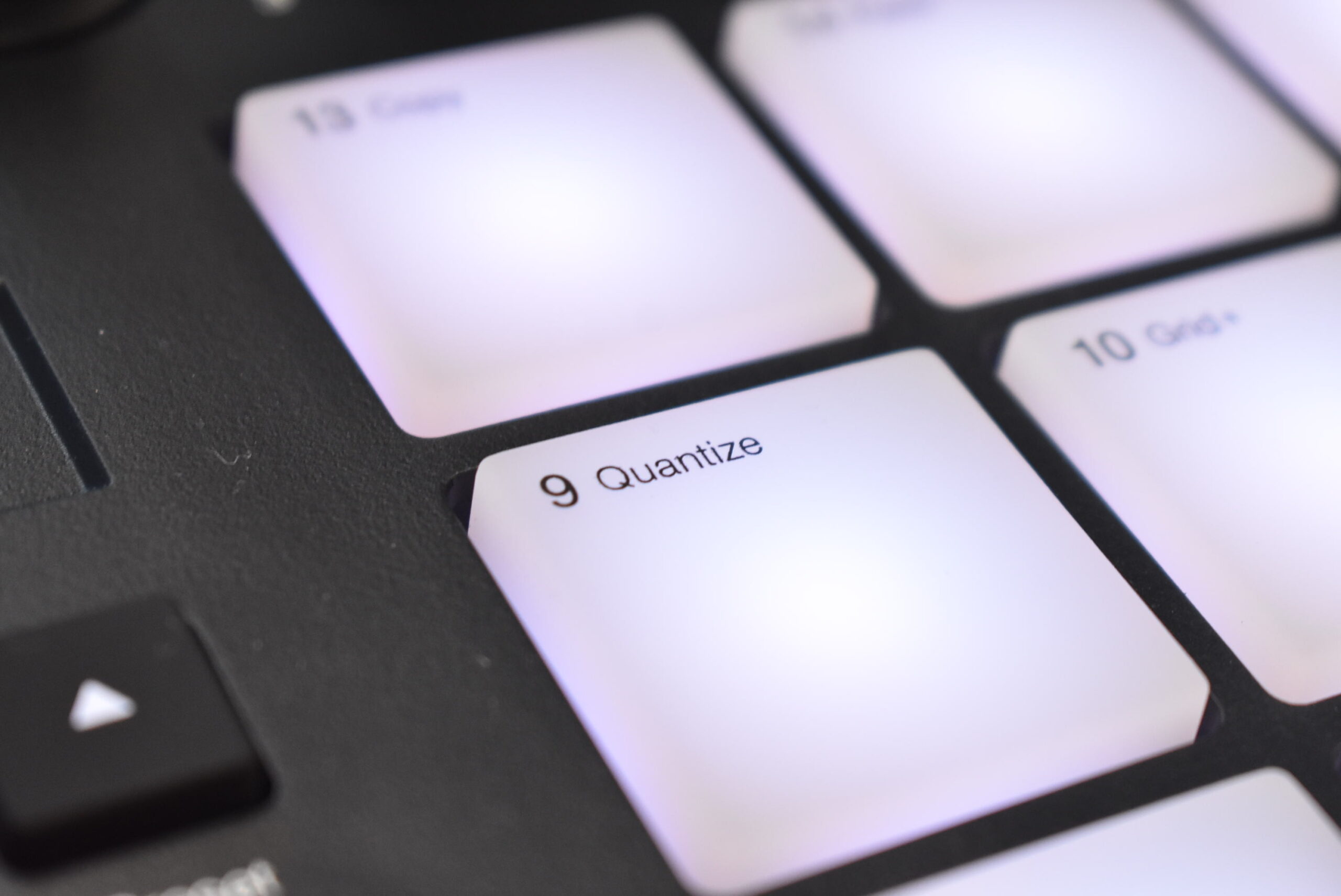 パッドにはShiftで使うコマンドが印字されている。9番はQuantize