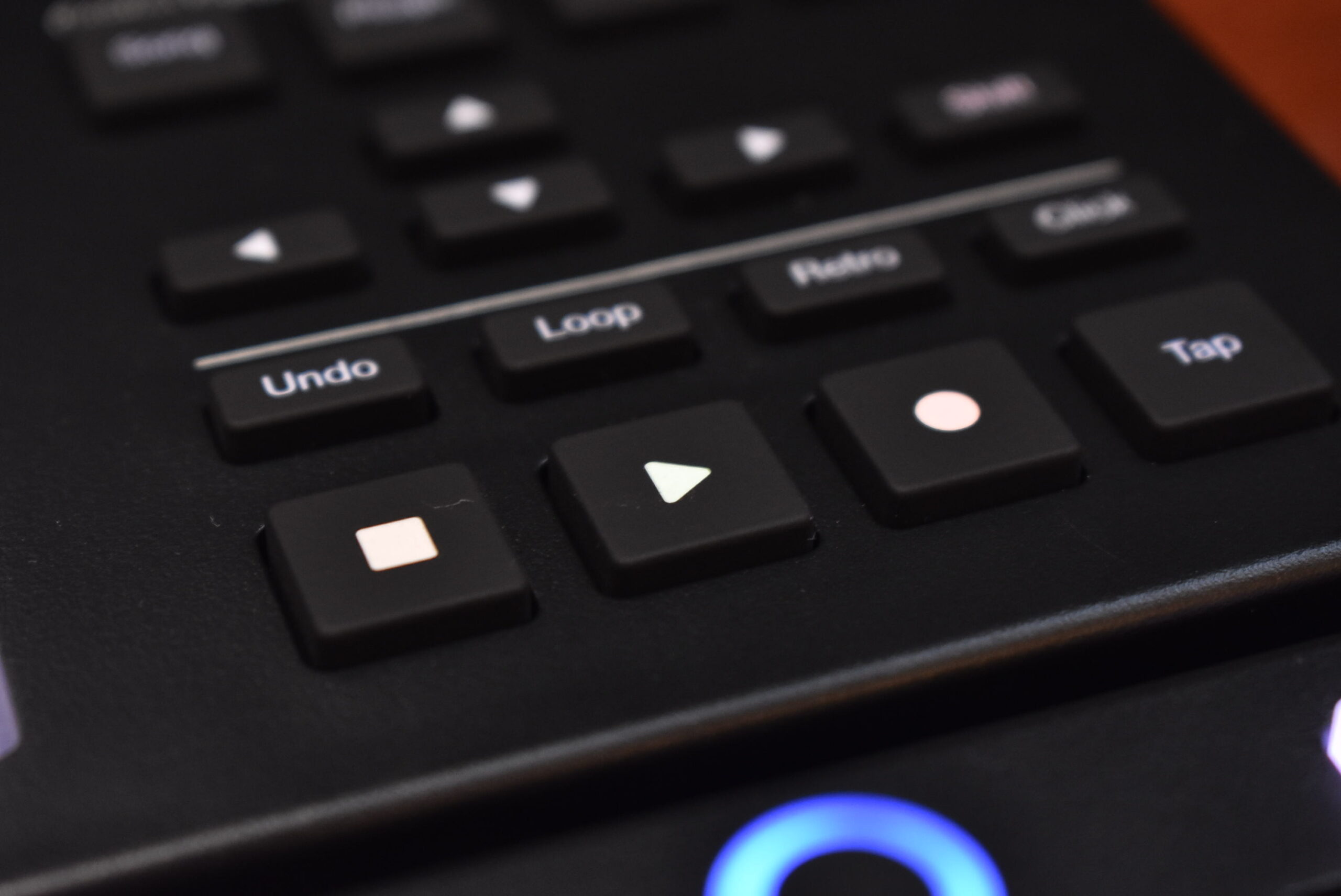 Undo、Loop、Retro、Clickのボタンと、再生や録音などのトランスポート