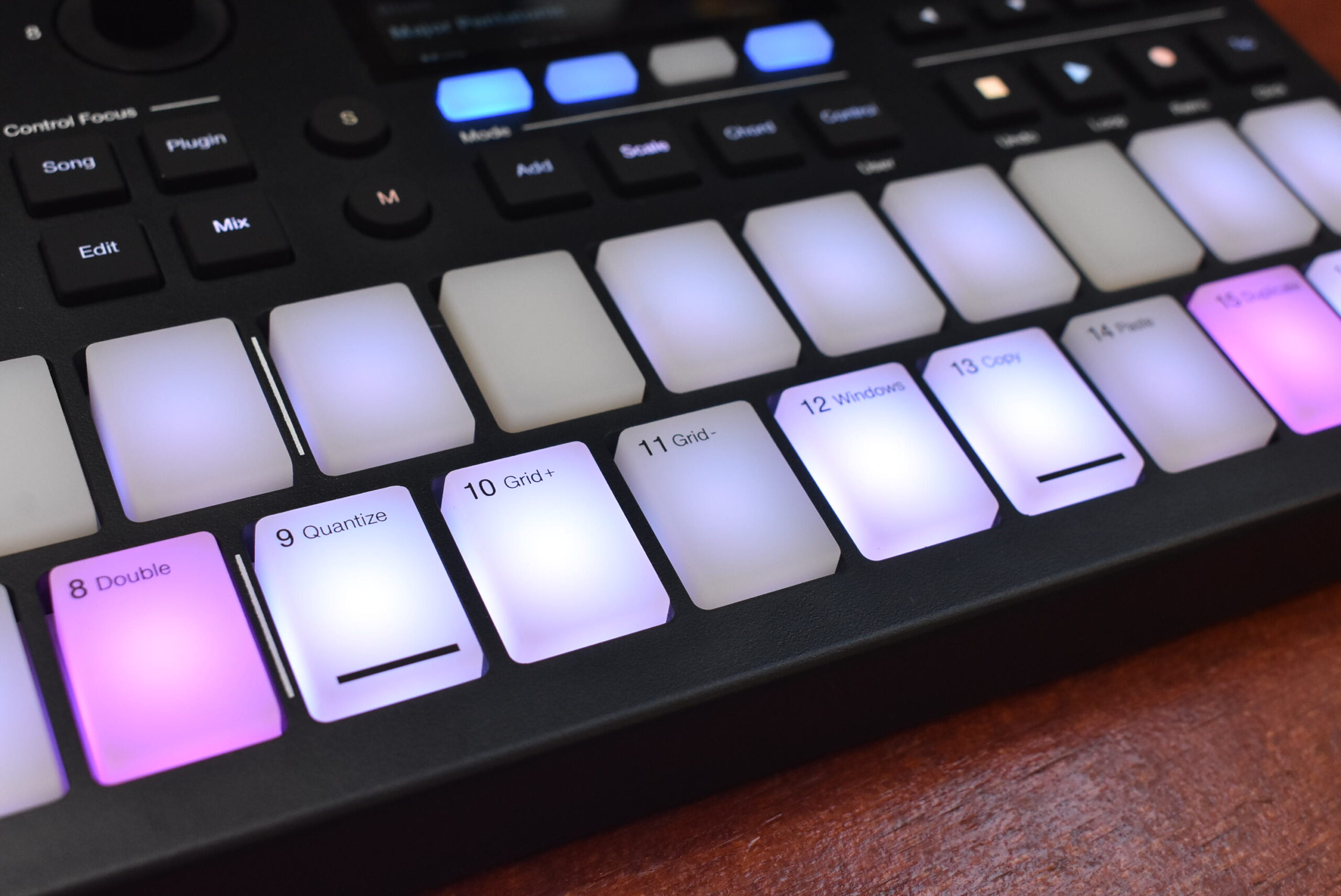 スケールモードで白く光るMotion 32のパッド