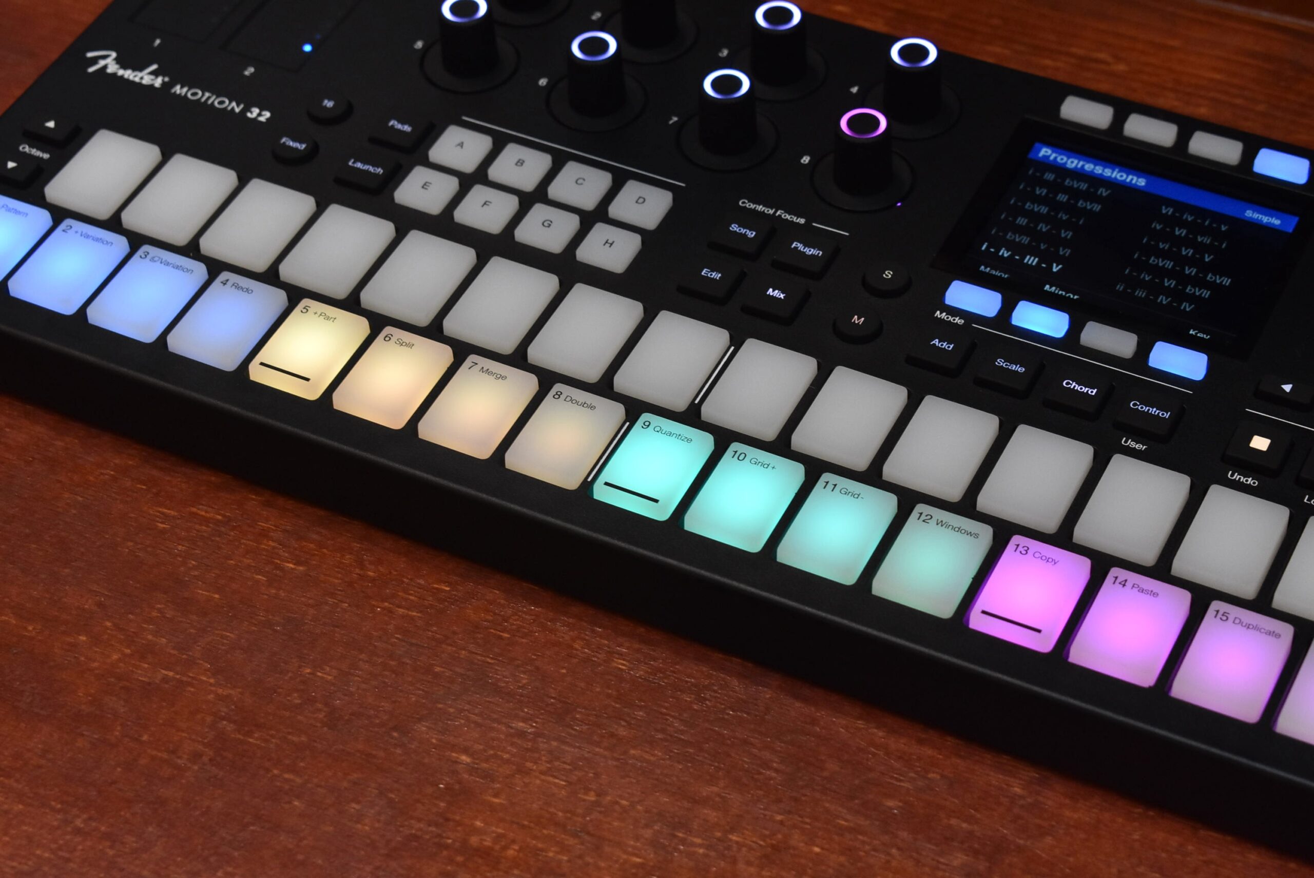 4色で光るパッドを順に押していけば、コード進行ができあがる