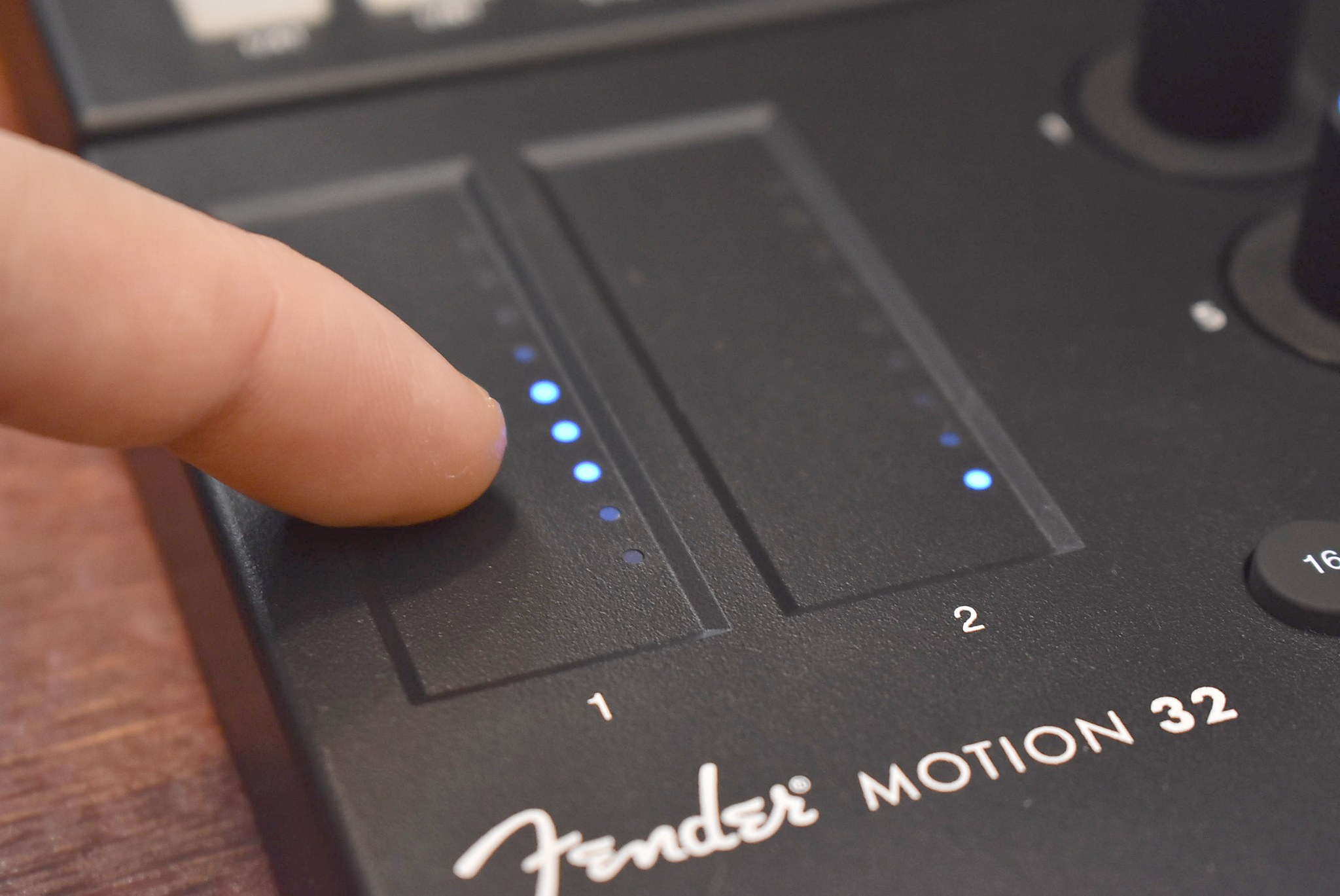 Motion 32は縦2本のタッチストリップを装備