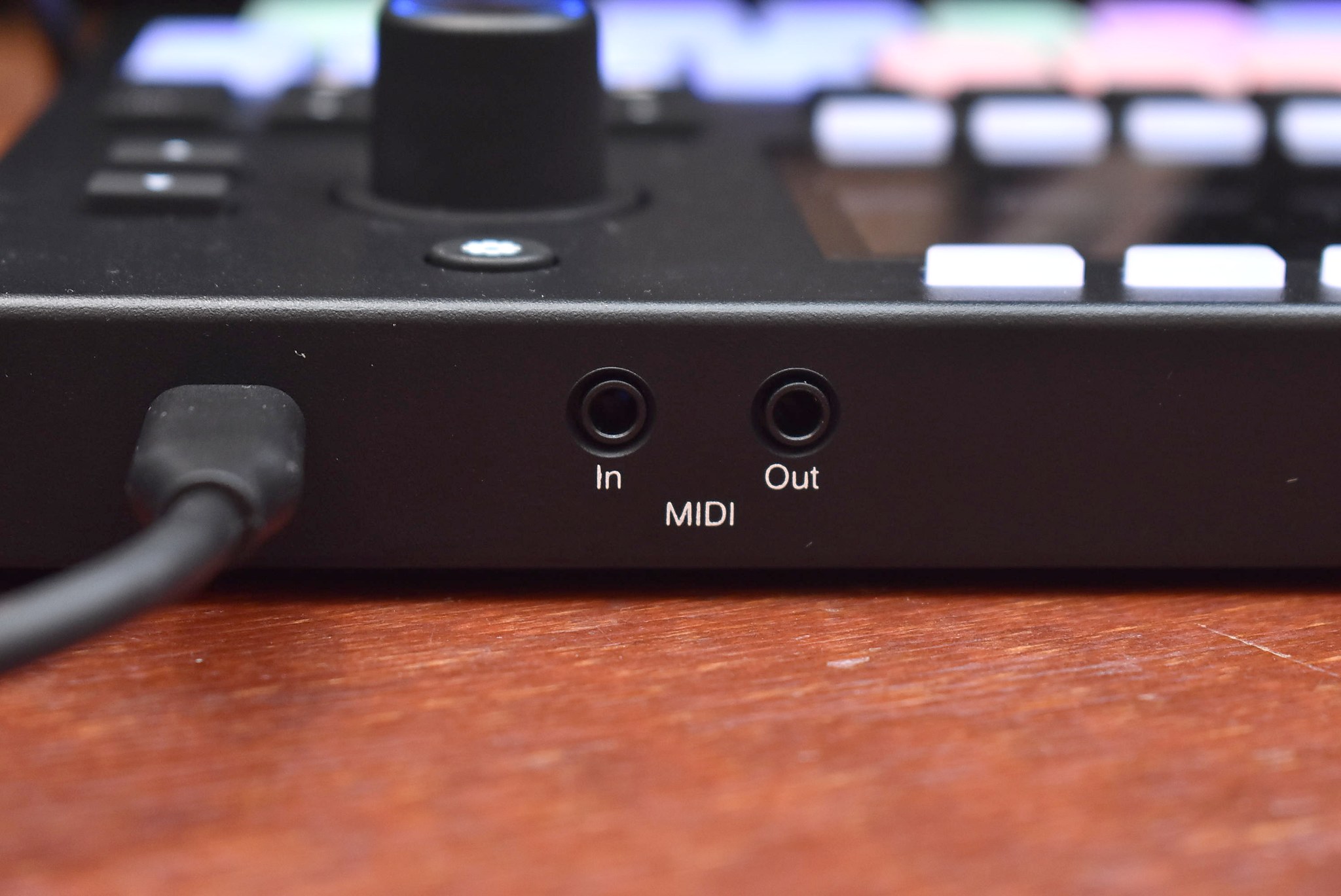 背面にはUSB-C端子と3.5mmのMIDI In/Out
