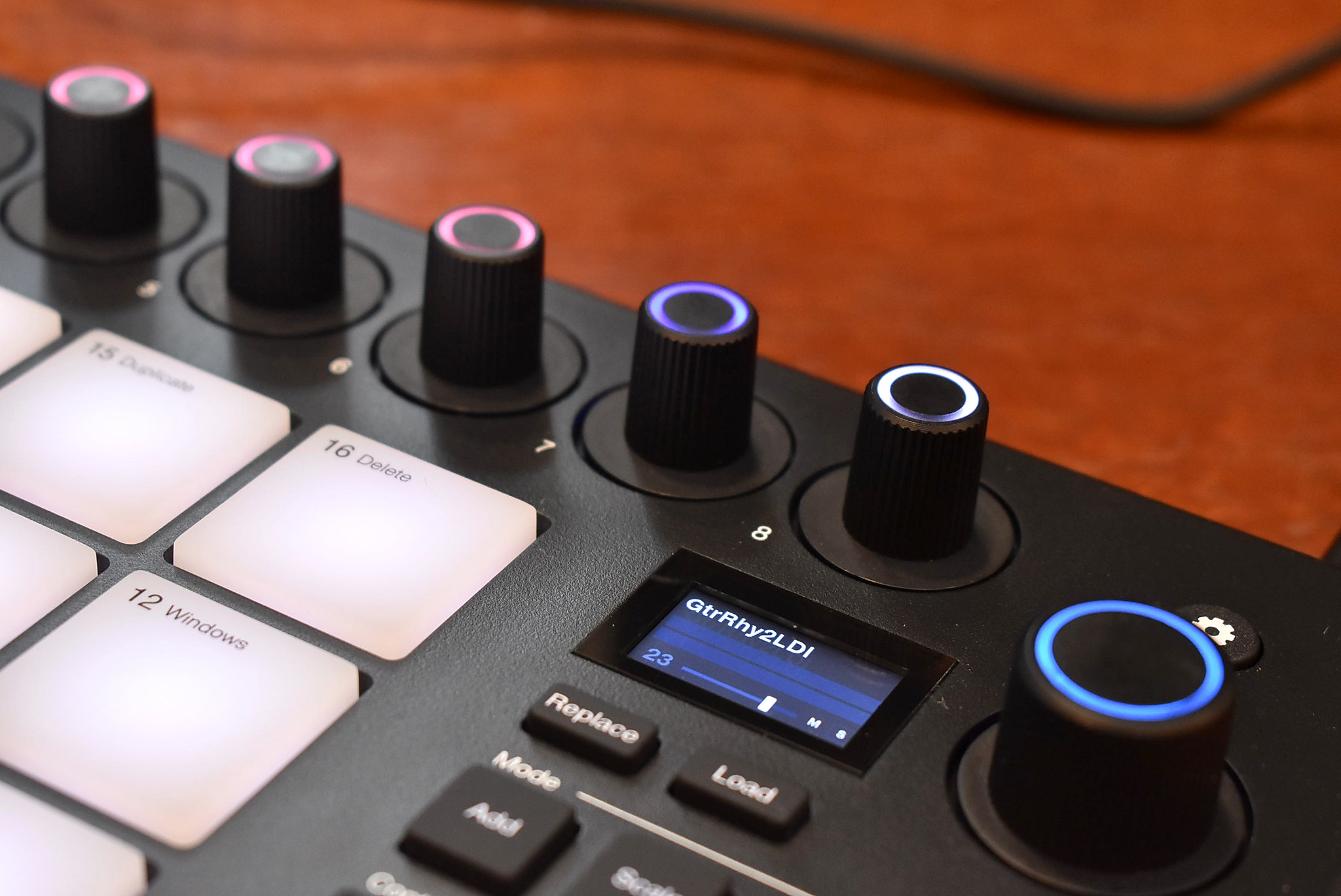 Mixを押すと、エンコーダが各トラックの音量つまみになる