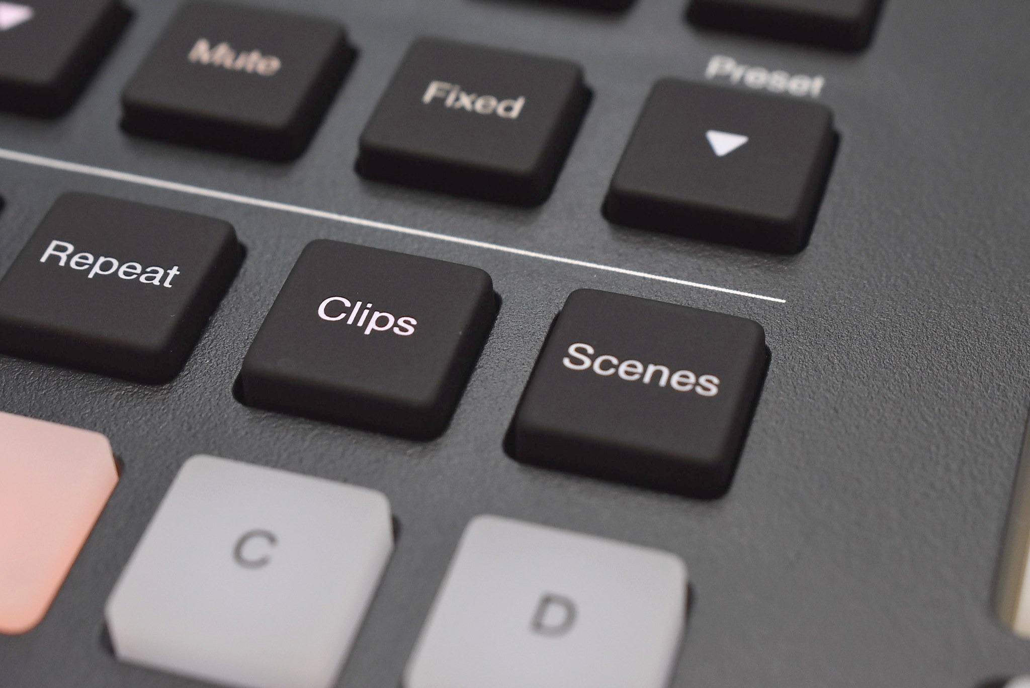 Motion 16はClipsかScenesのボタンでランチャーを開く